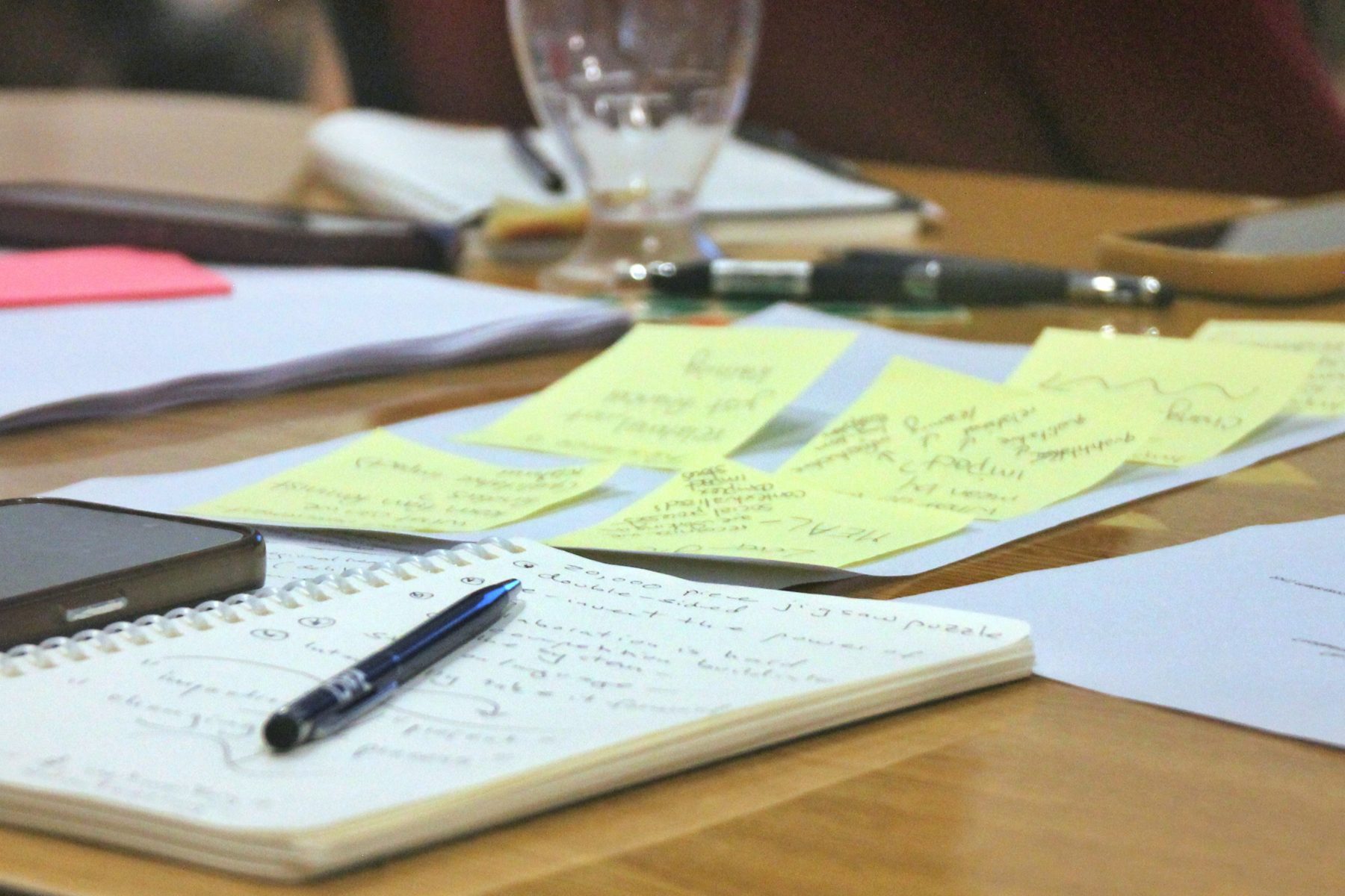 Post-its y cuaderno en una mesa de trabajo
