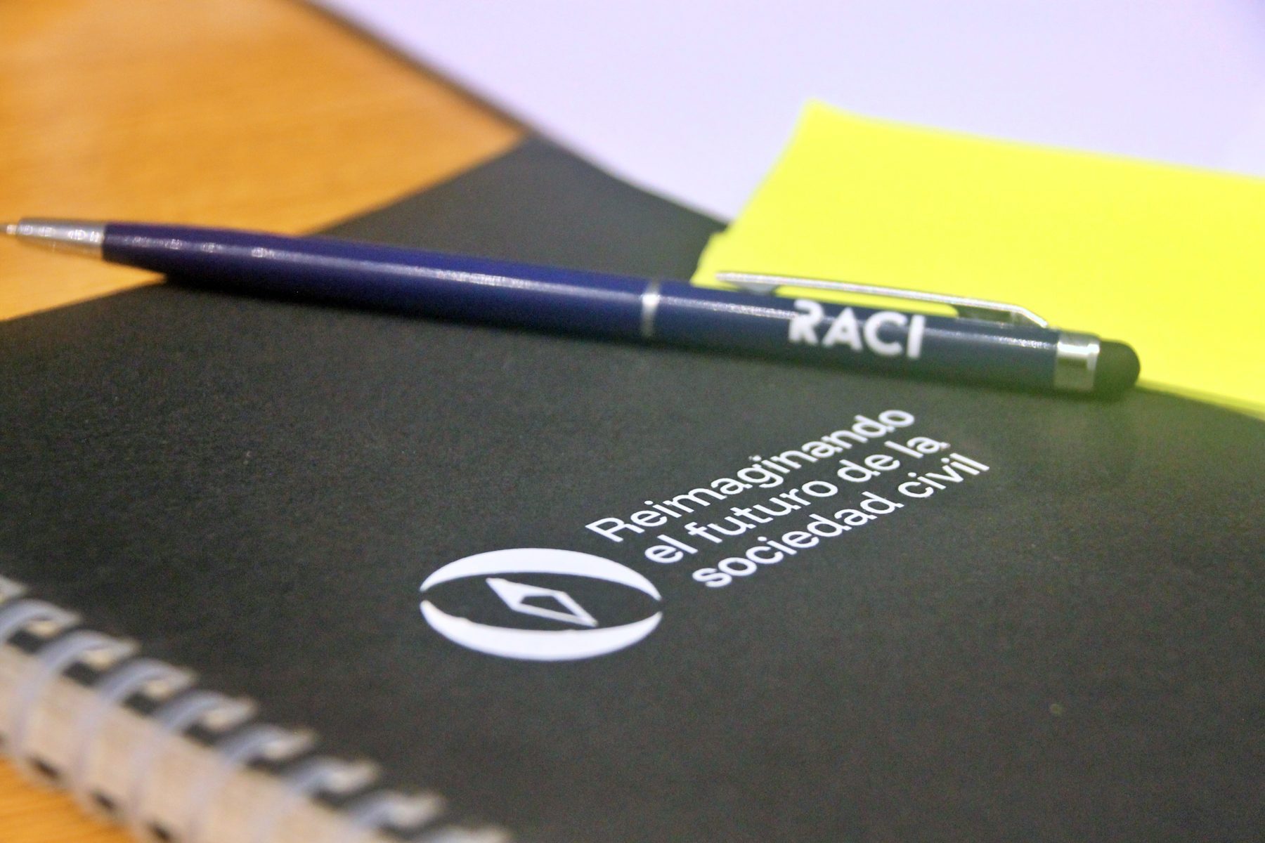 Cuaderno de Reimaginando y lapicera de RACI